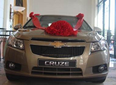 Chevrolet Cruze xuat hien cung nguoi dep tai Ha Noi hinh anh