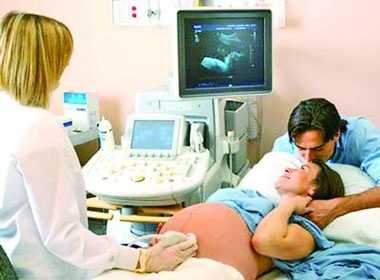 Chong co mat khi vo “vuot can”, nen hay khong? hinh anh