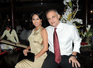 Phi Thanh Van dan chong di… am thuc hinh anh