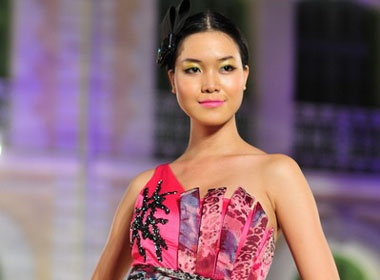 HH Thuy Dung kieu sa tren san catwalk hinh anh