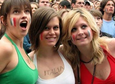 Italy cam tre vi thanh nien nang nguc hinh anh