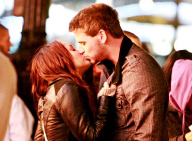 Miley hon ban trai say dam o Paris hinh anh