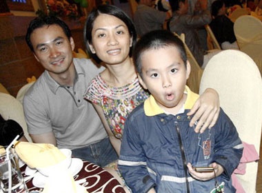 Chi Bao hon vo moi sang di lam hinh anh