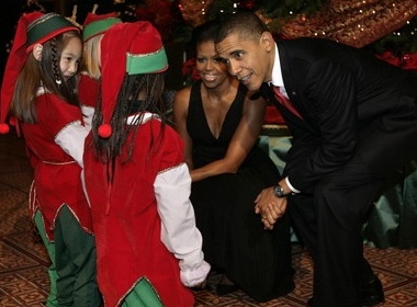 Obama vui Noel voi tre em hinh anh