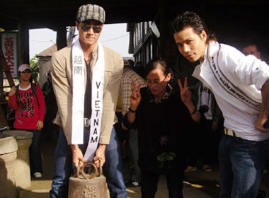 Vinh Thuy cuoi vui ve ben nam vuong Tien Doan hinh anh