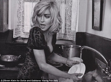 Madonna phai tu minh rua bat hinh anh