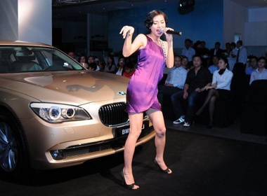 Tri Nguyen say me ngam Ngo Thanh Van hat hinh anh