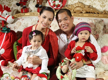 Thuy Hanh don Giang sinh cung con gai hinh anh