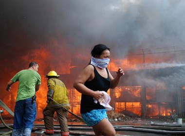 Lua thieu rui 1.000 can nha o Philippines hinh anh