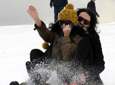 Katy Perry vui ve voi nguoi tinh tren tuyet hinh anh