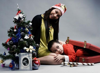 Kim Hien tinh nghich ben con trai hinh anh