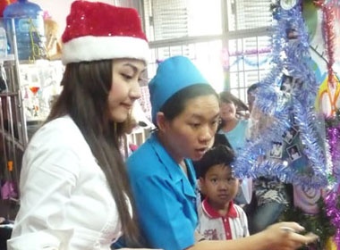 Ngan Khanh don Giang Sinh cung tre em ung buou hinh anh