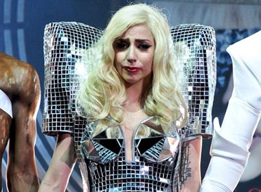 Lady GaGa oa khoc voi ky luc moi hinh anh