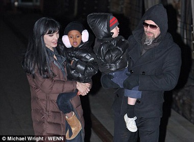 Jolie-Pitt om ap cac con giua troi gia ret hinh anh