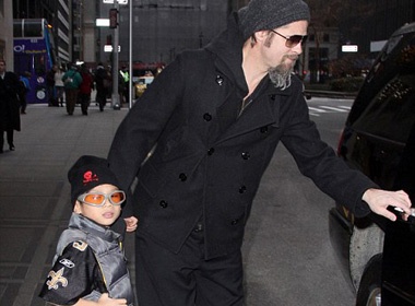 Brad Pitt ru hai con trai di choi dem hinh anh