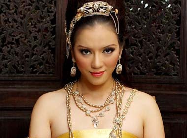 Ly Nha Ky hoa than thanh co gai Thai hinh anh