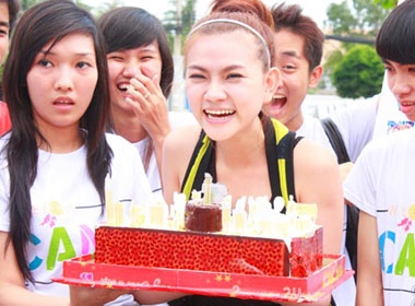 Thu Thuy&nbsp;d&oacute;n&nbsp;sinh&nbsp;nhat bat ngo tai phim truong hinh anh