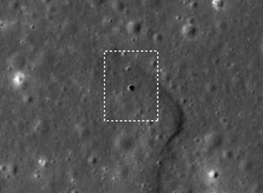 Tim thay lo tren mat trang co the dinh cu hinh anh