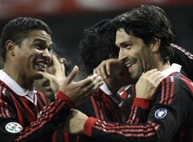 AC Milan - Genoa: Xuan ve tren San Siro hinh anh