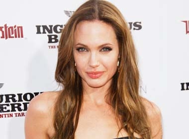 Jolie tung muon lam nghe to chuc dam tang hinh anh