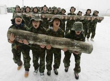 Hoc sinh Han Quoc ren the luc giua troi tuyet hinh anh