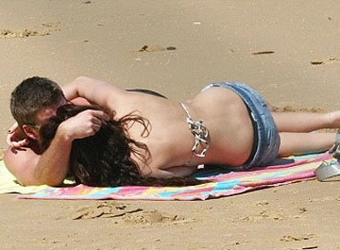 Miley Cyrus cham moi nong bong voi ban trai hinh anh