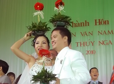 Thuy Nga 'quay' tung bung trong tiec cuoi hinh anh