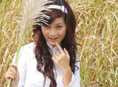 Phi Ngoc Anh tao dang cung co lau hinh anh