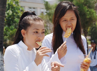 Mai Phuong Thuy tinh nghich thoi ao trang hinh anh