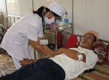 Hoc sinh danh thay guc tren buc giang hinh anh