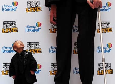 Cuoc gap go cua nguoi cao nhat va lun nhat the gioi hinh anh