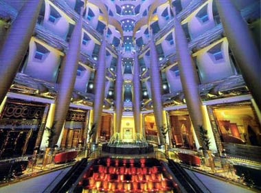 Phia trong thap Dubai choc troi hinh anh