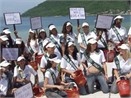 Thi sinh Miss Earth lam sach bai bien Nha Trang hinh anh