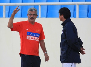 VFF gat bo chuyen 'lam them', HLV Calisto van chua ky hop dong hinh anh