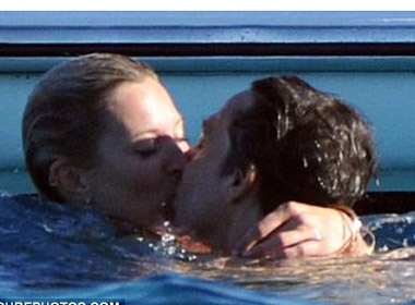 Ban trai lau nam cau hon Kate Moss hinh anh