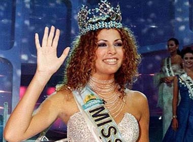 Hoa hau the gioi bi cuong buc truoc luc dang quang hinh anh