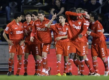 Thang dam Deportivo, Sevilla dat mot chan vao ban ket hinh anh