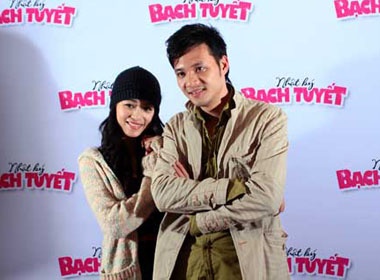 Khai Anh sanh buoc cung hot girl hinh anh