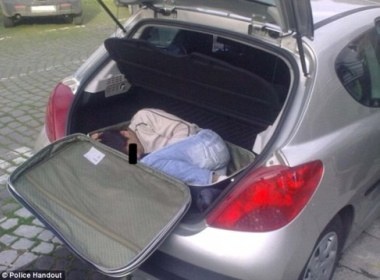 Tron trong vali de vuot bien hinh anh