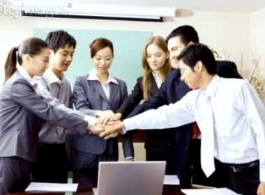 De nhan vien lam viec het nang suat hinh anh