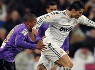 Cristiano Ronaldo chi bi treo gio hai tran hinh anh