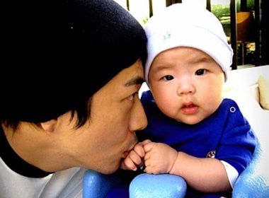 Ngam con trai bu bam cua Kwon Sang Woo hinh anh