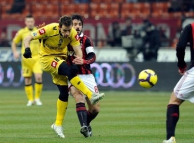 Milan dang ve vao ban ket cho Udinese hinh anh