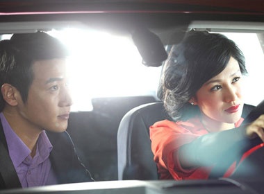 Luc Nghi khoe vo ben xe dep hinh anh