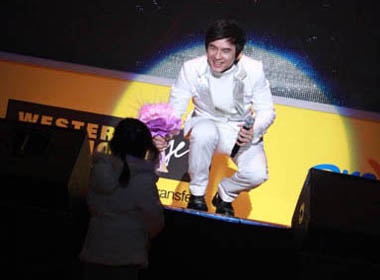 Dan Truong bi fan vay o Han Quoc hinh anh