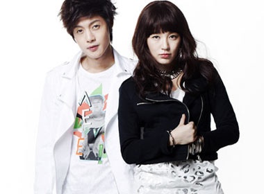 Yoon Eun Hye va Kim Hyun Joong dien trang phuc doi hinh anh