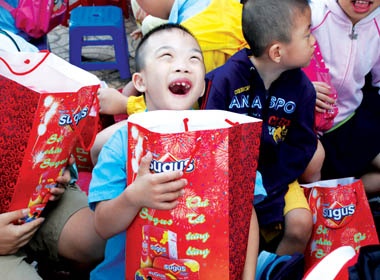 'Can cau hanh phuc' dau nam cho tre em ngheo hinh anh