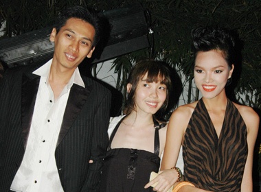 Phung Ngoc Yen 'dan' chong di du tiec hinh anh