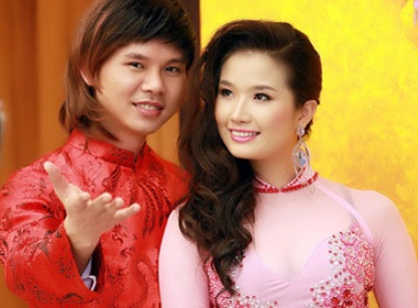 Phan Dinh Tung sanh vai hoa hau hinh anh