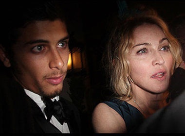 Madonna ‘da’ bo tre, ve voi tinh cu hinh anh